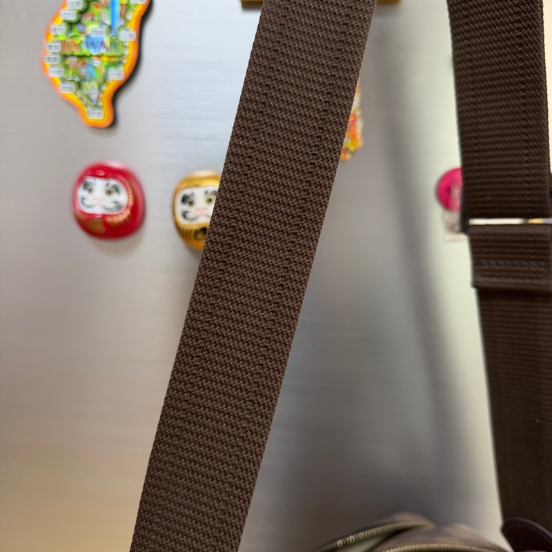 LV 咖格金釦雙層斜背記者包-22