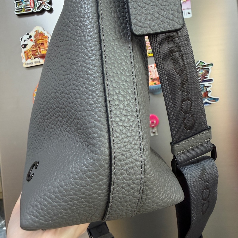 Coach 灰牛皮銀黑釦一字拉斜背包-3