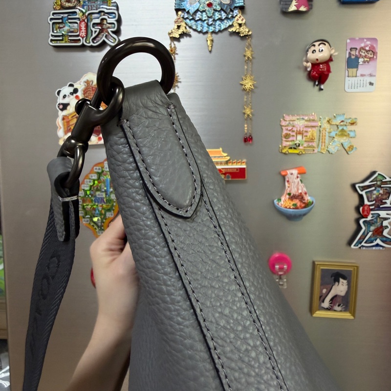 Coach 灰牛皮銀黑釦一字拉斜背包-4