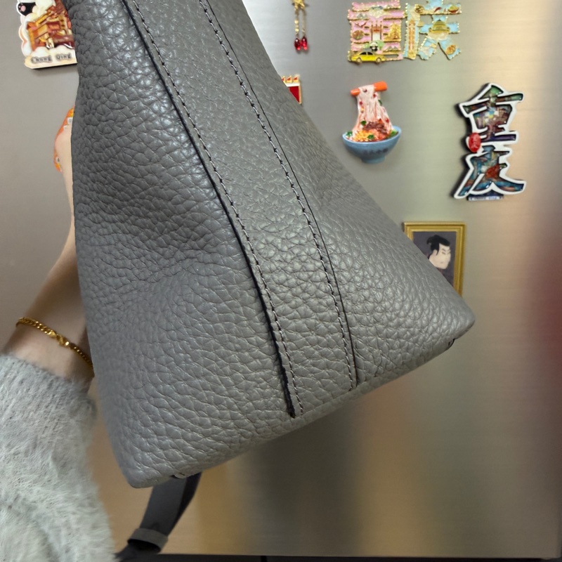 Coach 灰牛皮銀黑釦一字拉斜背包-5