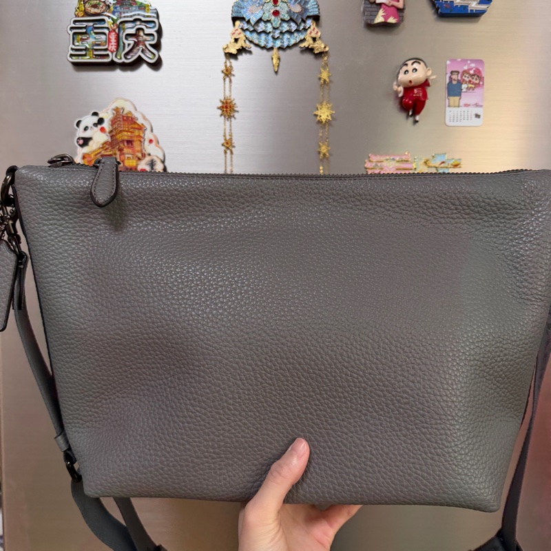 Coach 灰牛皮銀黑釦一字拉斜背包-6