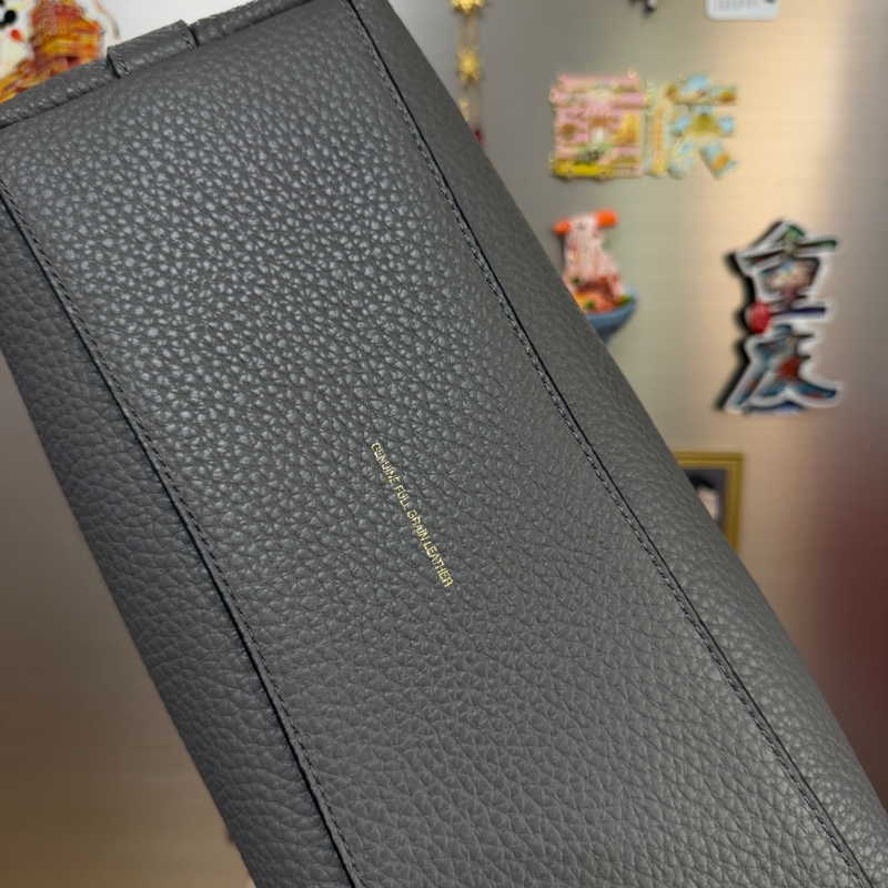 Coach 灰牛皮銀黑釦一字拉斜背包-7