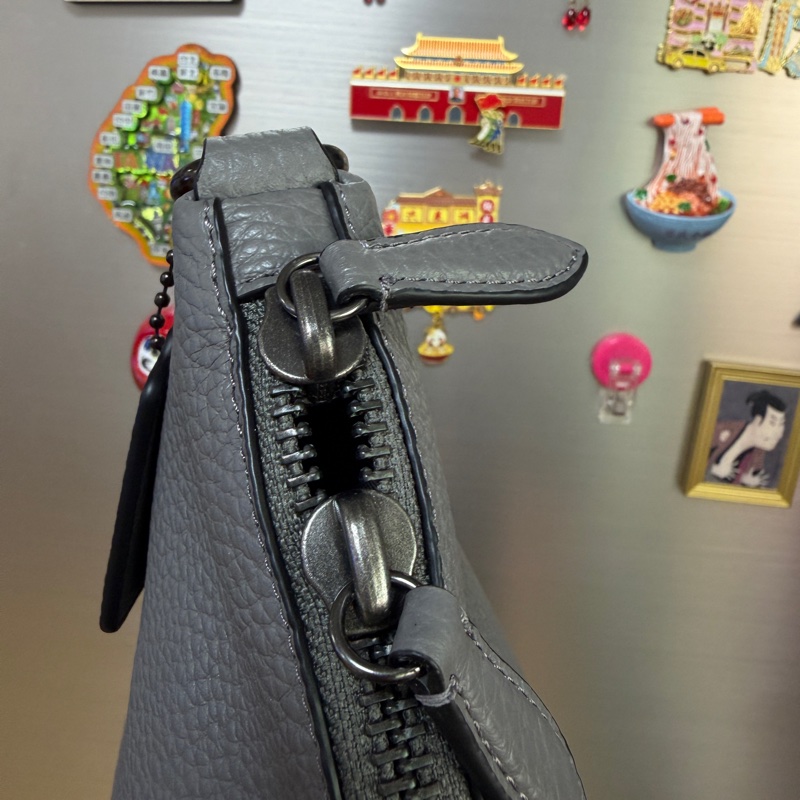 Coach 灰牛皮銀黑釦一字拉斜背包-10