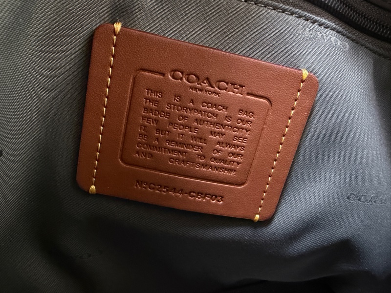 Coach 灰牛皮銀黑釦一字拉斜背包-11