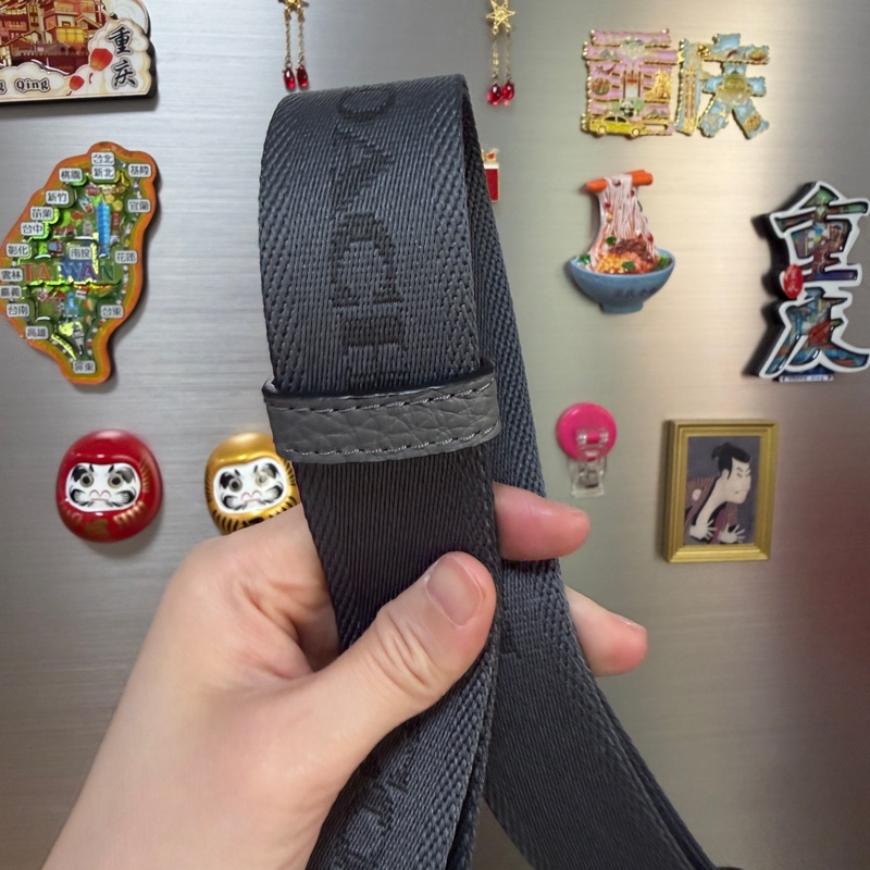 Coach 灰牛皮銀黑釦一字拉斜背包-17