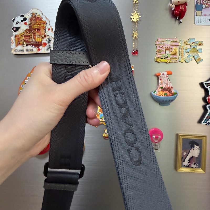 Coach 灰牛皮銀黑釦一字拉斜背包-18