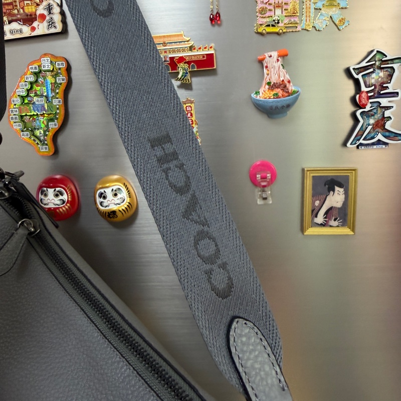 Coach 灰牛皮銀黑釦一字拉斜背包-20