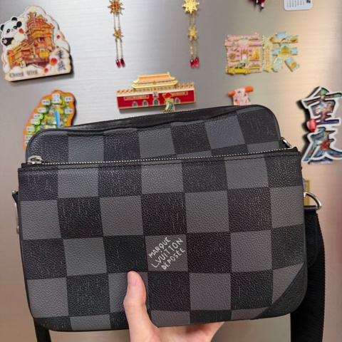 LV 黑灰格Trio斜背包