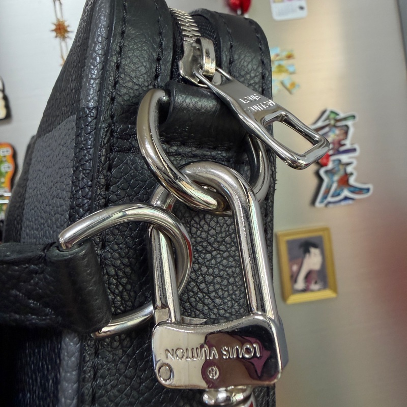 LV 黑灰格Trio斜背包-2