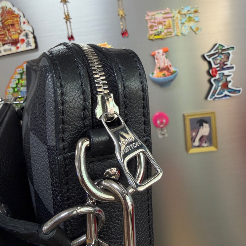 LV 黑灰格Trio斜背包-3