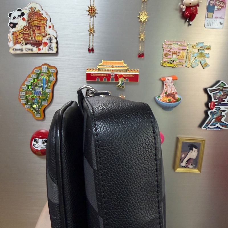 LV 黑灰格Trio斜背包-11