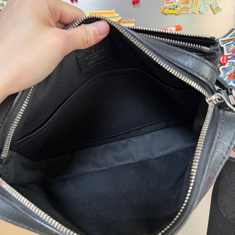 LV 黑灰格Trio斜背包-13