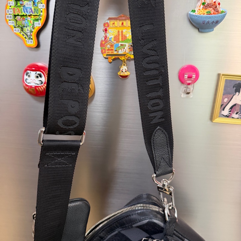 LV 黑灰格Trio斜背包-22