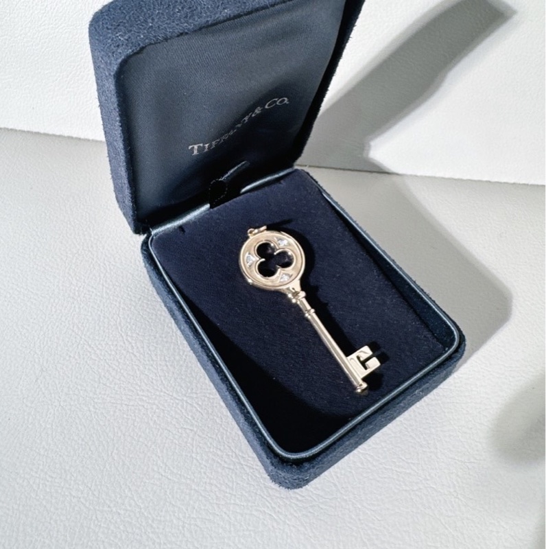 Tiffany&Co keys系列幸運草18K黃金 三鑽鑰匙吊墜，很美的款，大號-1