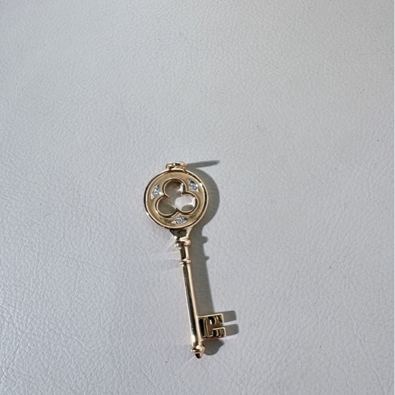 Tiffany&Co keys系列幸運草18K黃金 三鑽鑰匙吊墜，很美的款，大號-3