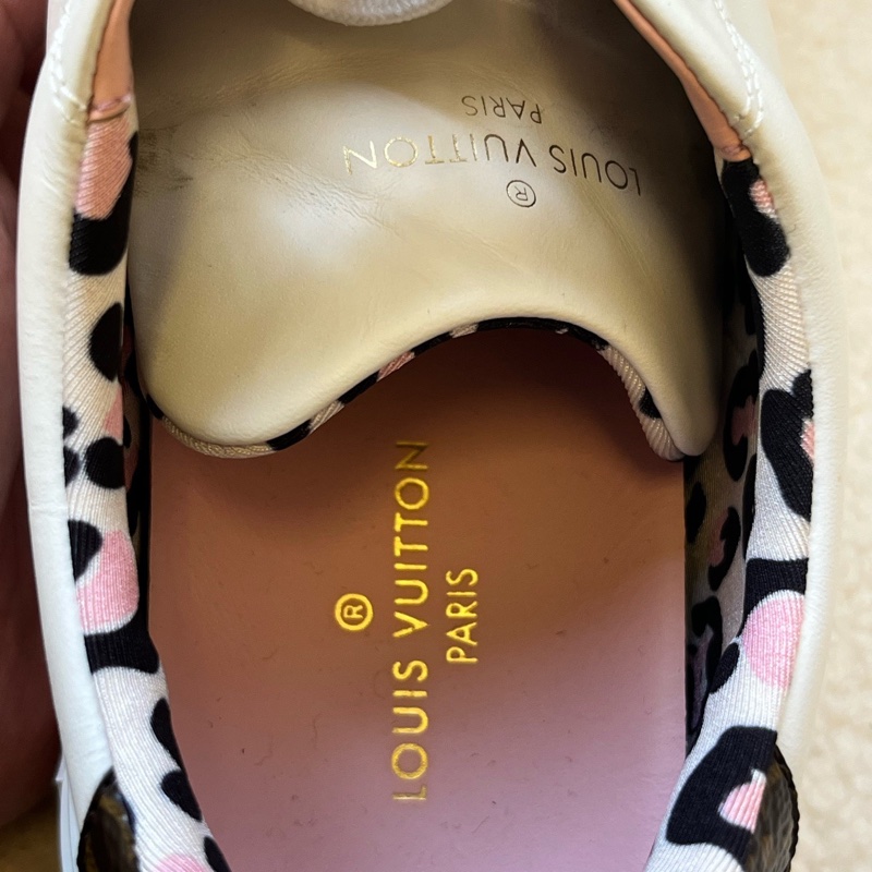 LV Time Out 小白鞋，38碼，白色 側邊logo印花設計，搭配豹紋內裡，時尚百搭。-2