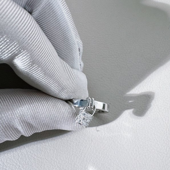 Lv 路易威登 Lockit系列 白金滿鑽鎖頭戒指 ，尺寸 52 號，經典精緻-4