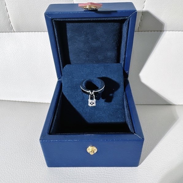 Lv 路易威登 Lockit系列 白金滿鑽鎖頭戒指 ，尺寸 52 號，經典精緻-7