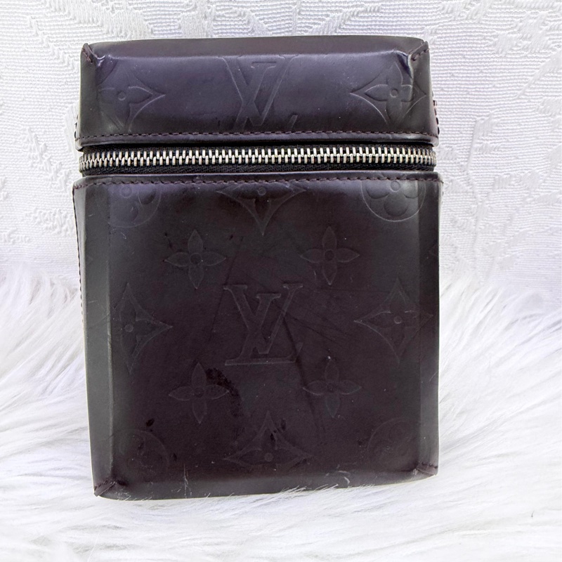 這款產品是Louis Vuitton Monogram Glace Ray 皮革化妝包。-0