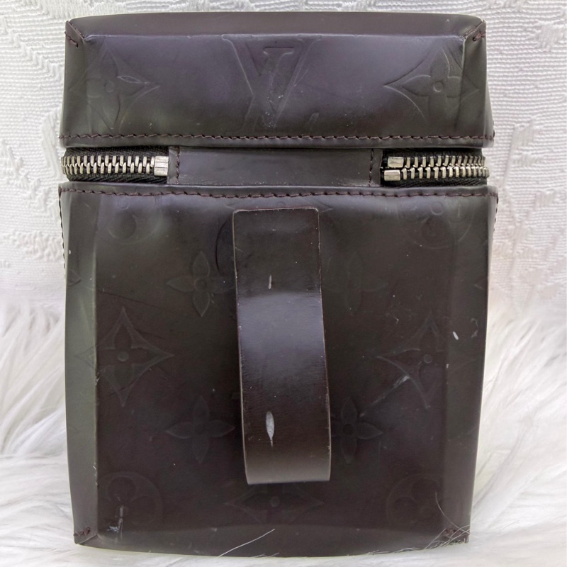 這款產品是Louis Vuitton Monogram Glace Ray 皮革化妝包。-1