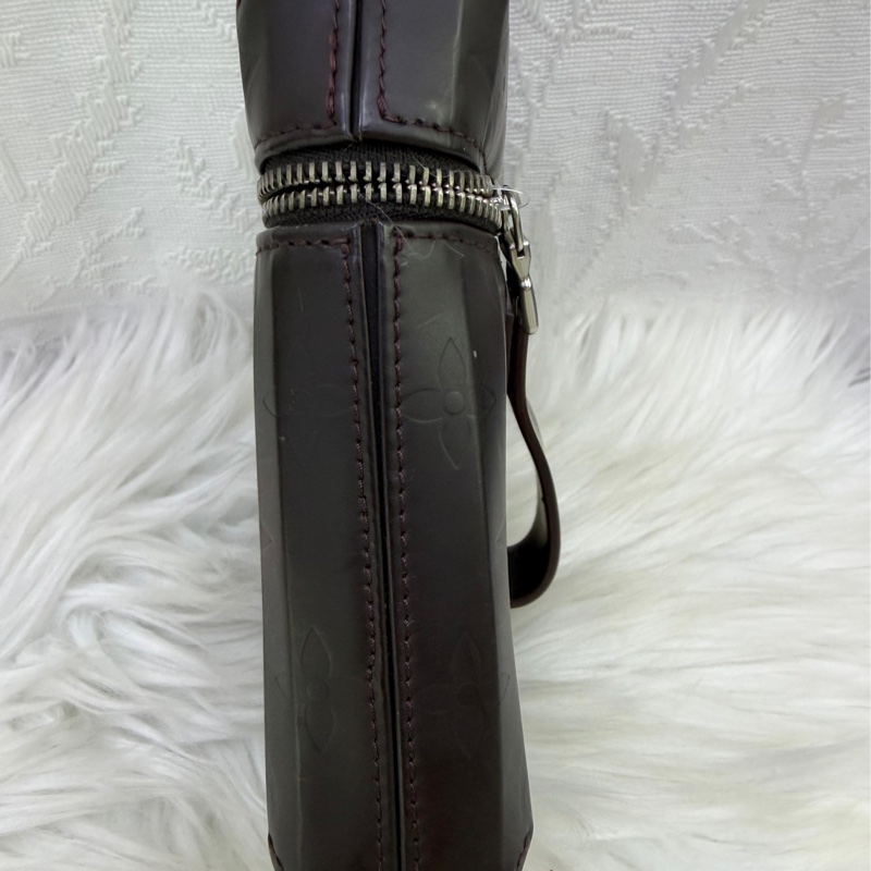 這款產品是Louis Vuitton Monogram Glace Ray 皮革化妝包。-3