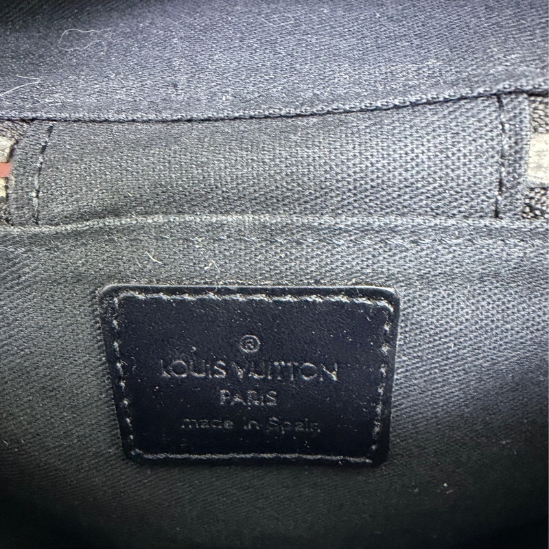 這款產品是Louis Vuitton Monogram Glace Ray 皮革化妝包。-8