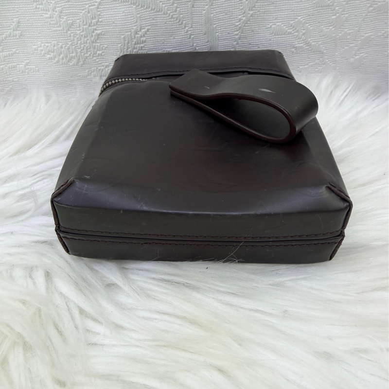 這款產品是Louis Vuitton Monogram Glace Ray 皮革化妝包。-9