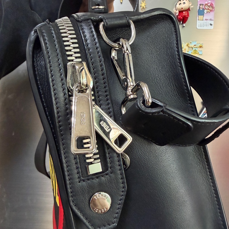 Fendi 黑牛皮黃色Logo銀釦手提斜背包-3