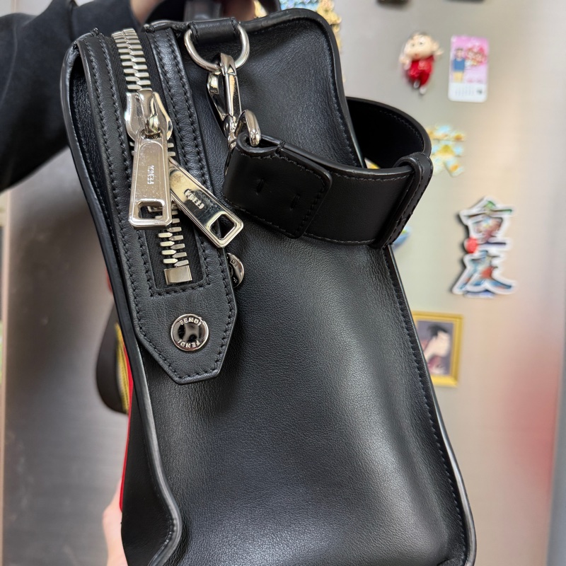 Fendi 黑牛皮黃色Logo銀釦手提斜背包-5