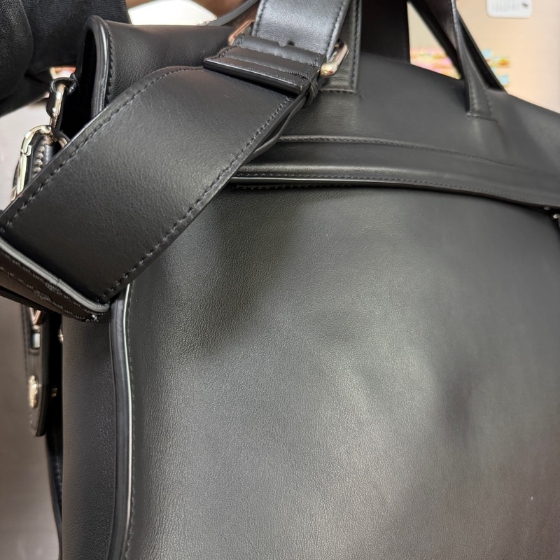 Fendi 黑牛皮黃色Logo銀釦手提斜背包-10