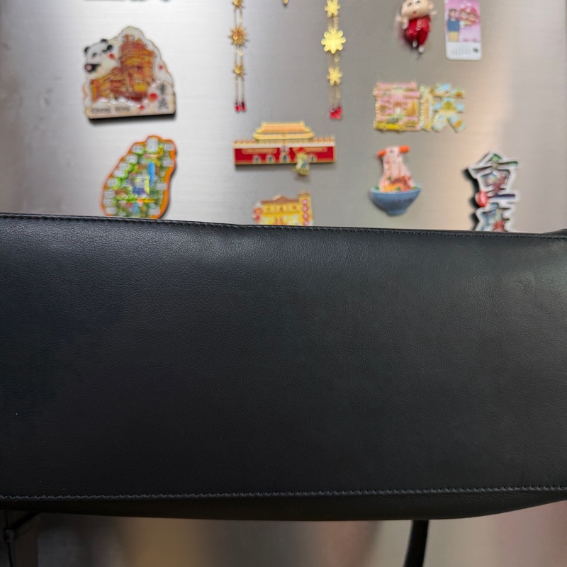 Fendi 黑牛皮黃色Logo銀釦手提斜背包-11