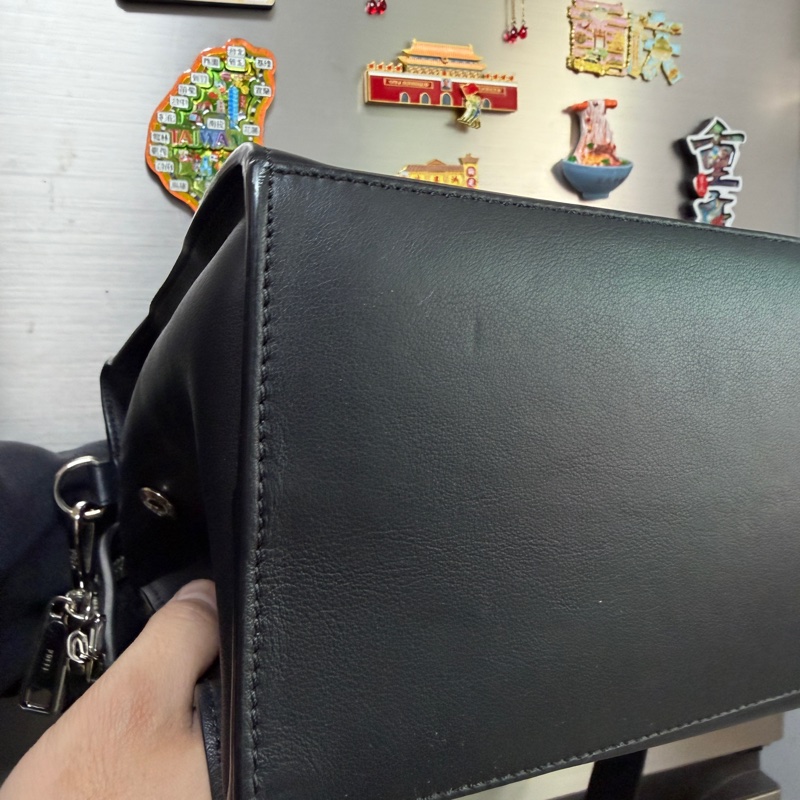 Fendi 黑牛皮黃色Logo銀釦手提斜背包-13