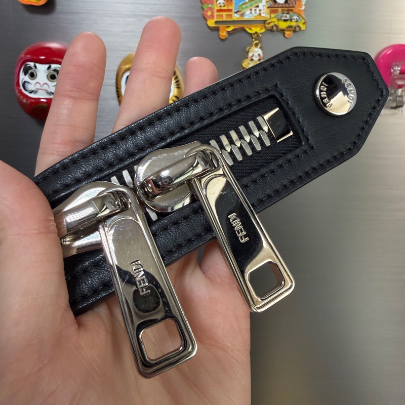 Fendi 黑牛皮黃色Logo銀釦手提斜背包-21