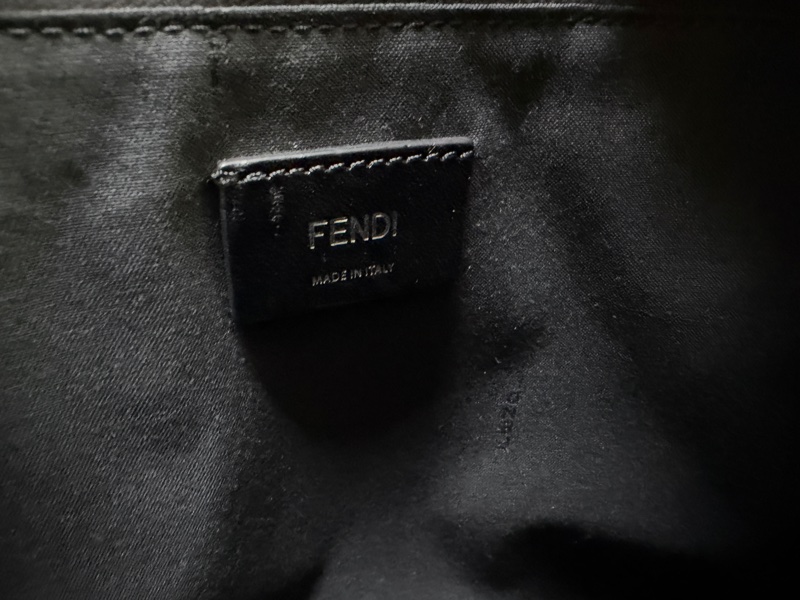 Fendi 黑牛皮黃色Logo銀釦手提斜背包-23
