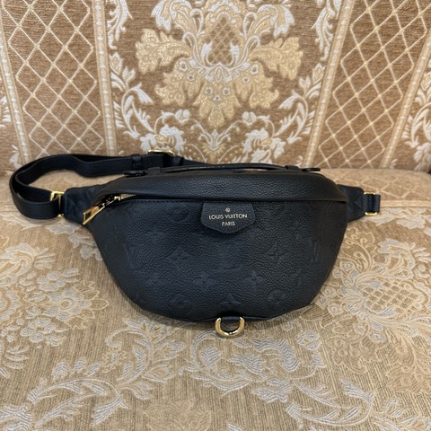 LV 黑牛皮壓紋金釦Bumbag拉鍊胸口腰包M44812