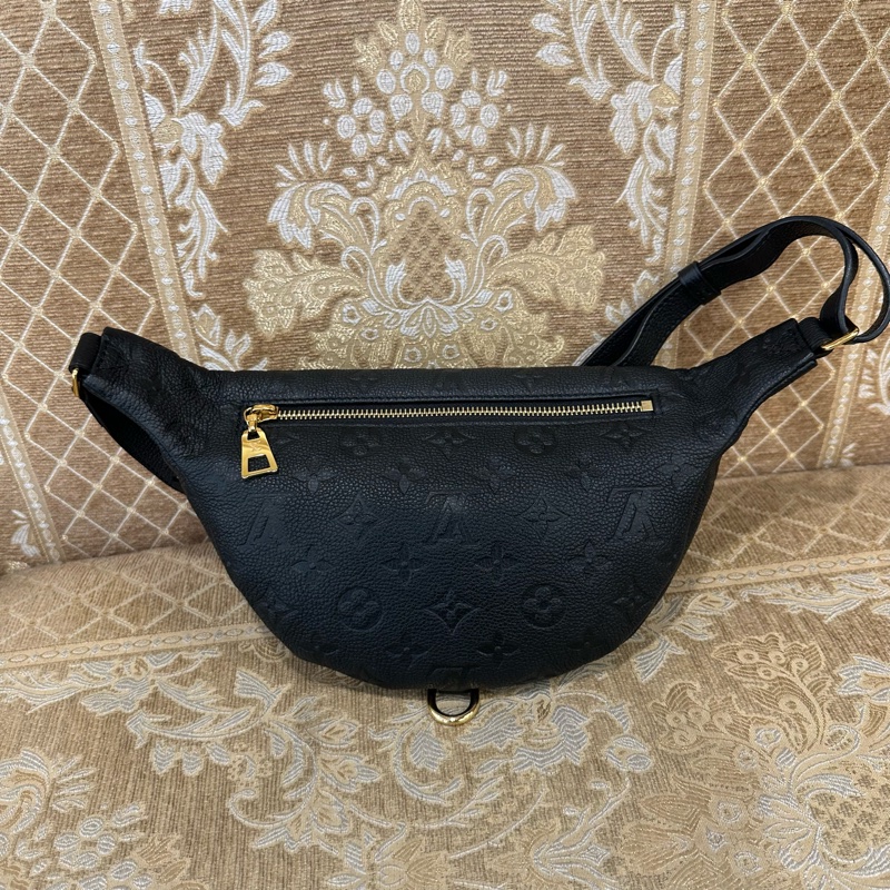 LV 黑牛皮壓紋金釦Bumbag拉鍊胸口腰包M44812-1