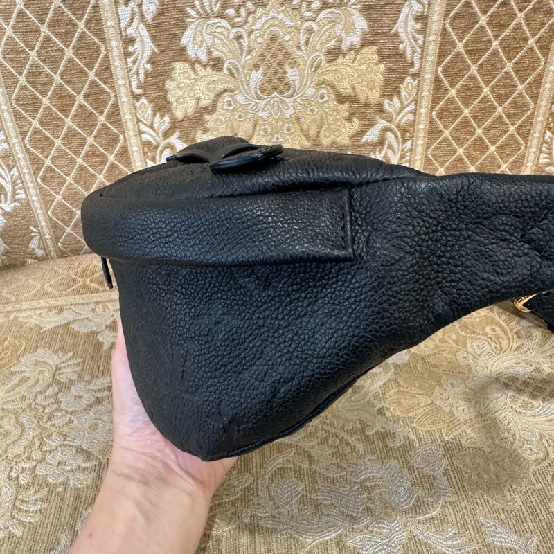 LV 黑牛皮壓紋金釦Bumbag拉鍊胸口腰包M44812-3