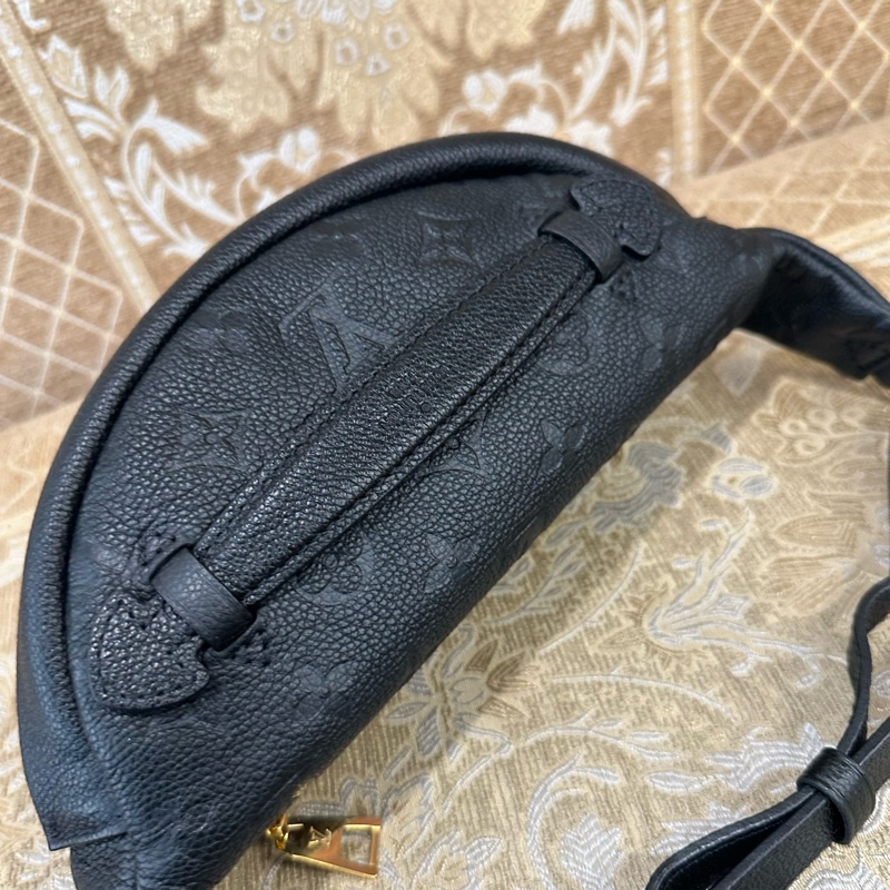 LV 黑牛皮壓紋金釦Bumbag拉鍊胸口腰包M44812-5