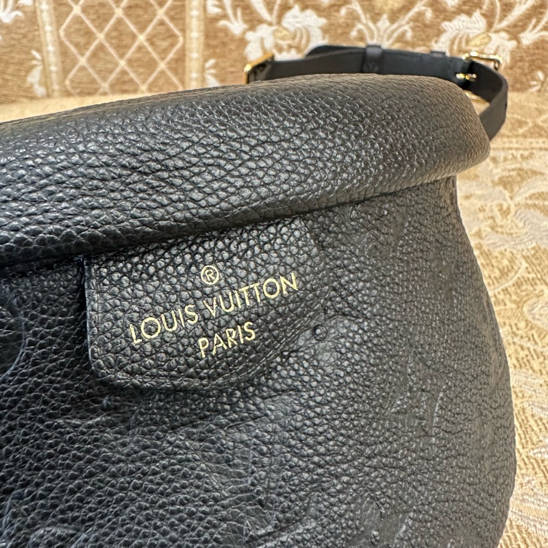 LV 黑牛皮壓紋金釦Bumbag拉鍊胸口腰包M44812-6