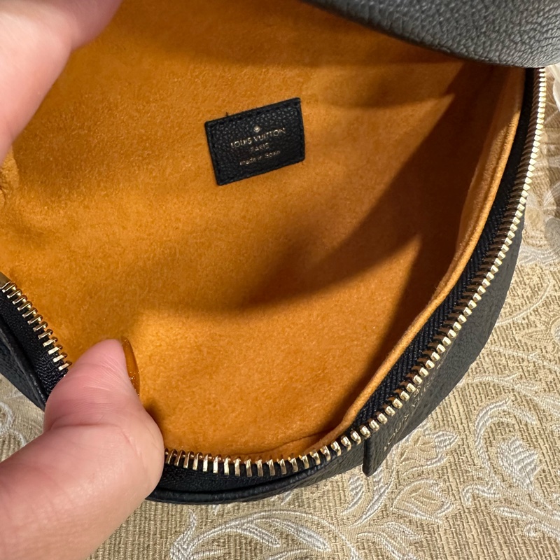 LV 黑牛皮壓紋金釦Bumbag拉鍊胸口腰包M44812-7