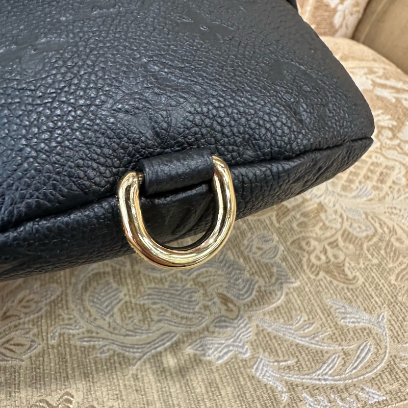 LV 黑牛皮壓紋金釦Bumbag拉鍊胸口腰包M44812-8