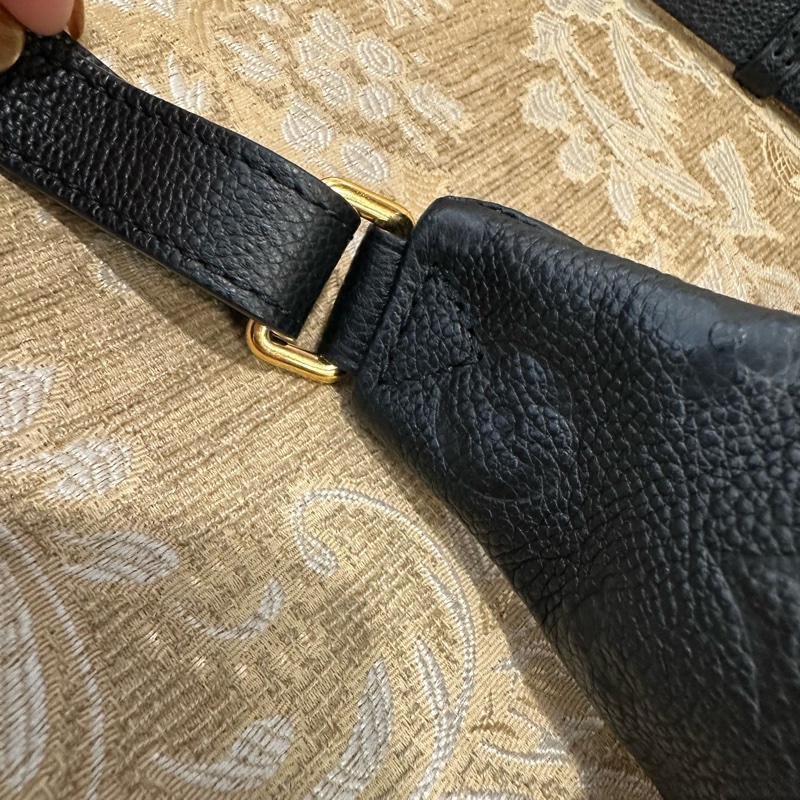 LV 黑牛皮壓紋金釦Bumbag拉鍊胸口腰包M44812-9
