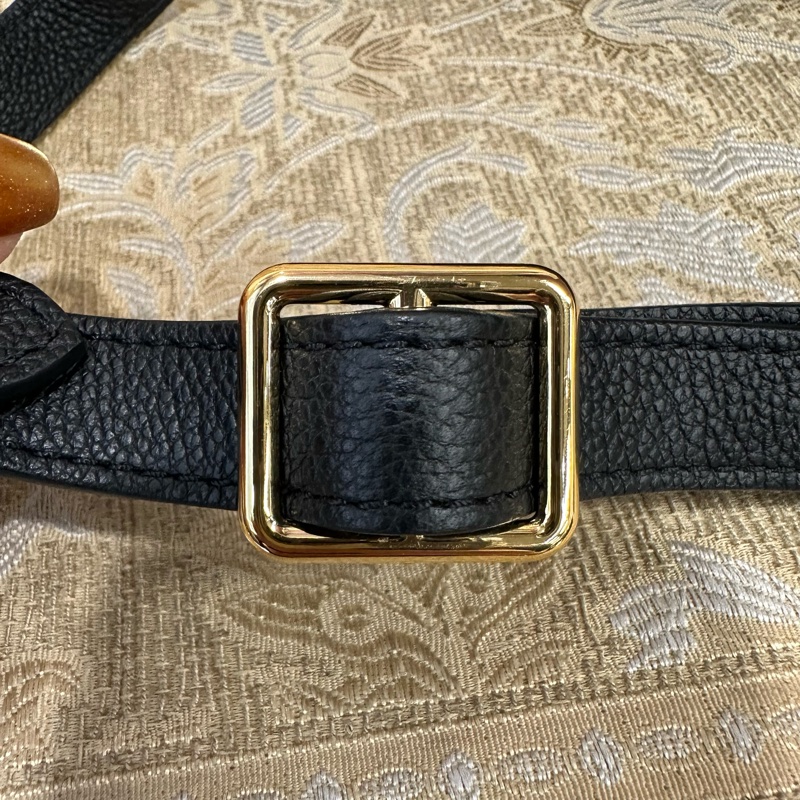 LV 黑牛皮壓紋金釦Bumbag拉鍊胸口腰包M44812-10