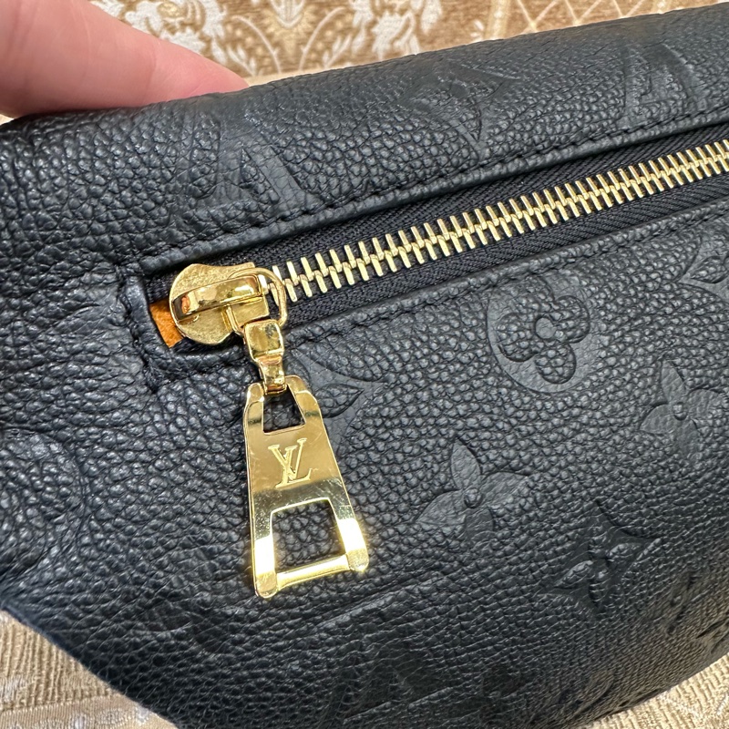LV 黑牛皮壓紋金釦Bumbag拉鍊胸口腰包M44812-11