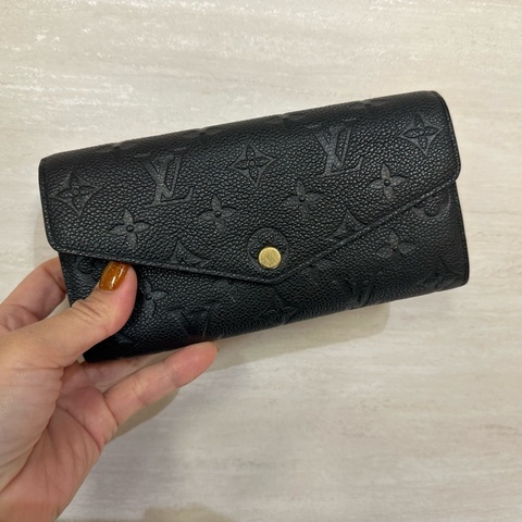 LV 黑牛皮壓紋金釦Sarah下蓋16卡長夾 M82257