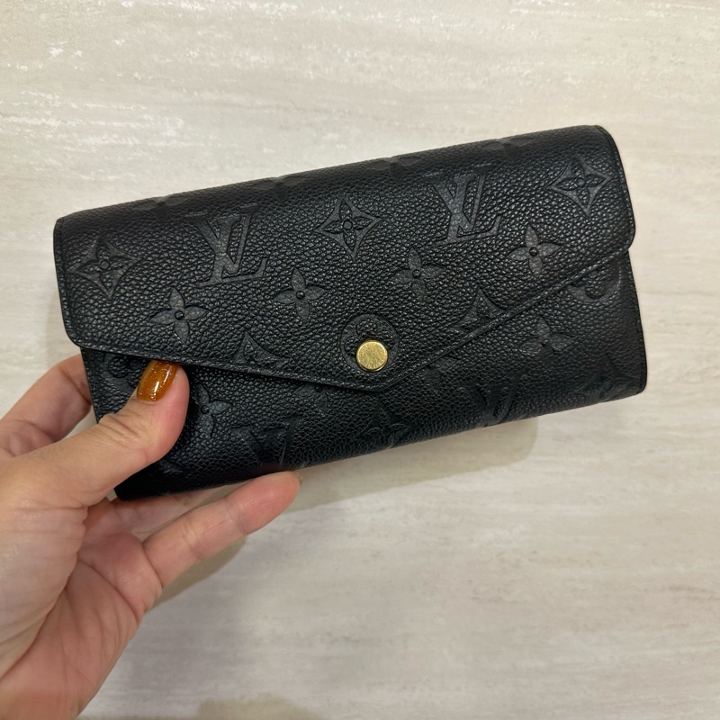 LV 黑牛皮壓紋金釦Sarah下蓋16卡長夾 M82257-0