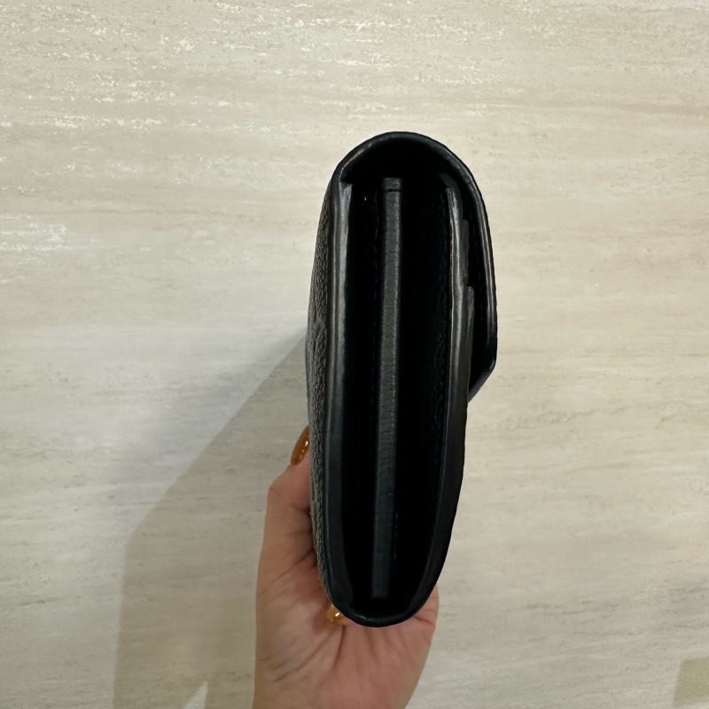 LV 黑牛皮壓紋金釦Sarah下蓋16卡長夾 M82257-2