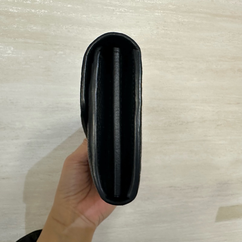 LV 黑牛皮壓紋金釦Sarah下蓋16卡長夾 M82257-3