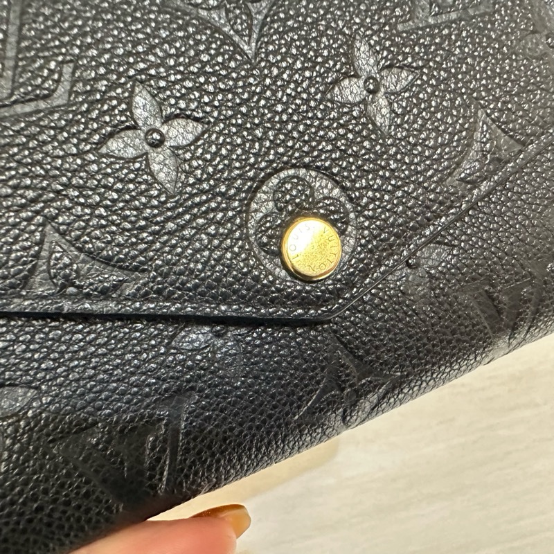 LV 黑牛皮壓紋金釦Sarah下蓋16卡長夾 M82257-6