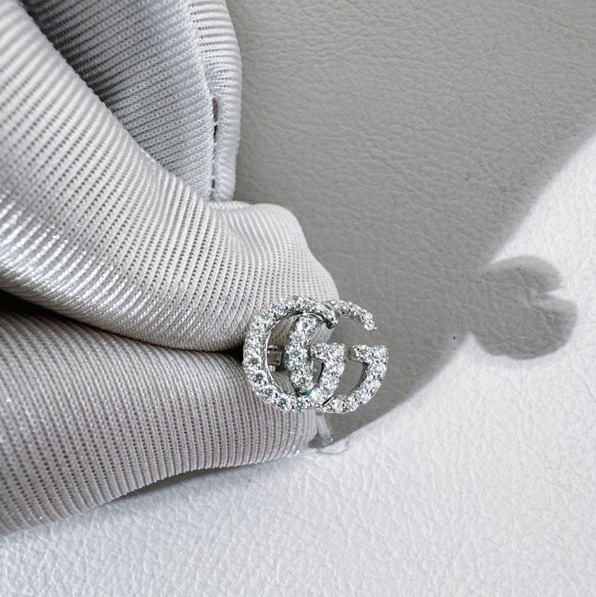 Gucci 古馳 白金滿鑽雙 G 耳飾，掛戴在耳骨上的，絕版買不到了，太好看，超閃-3